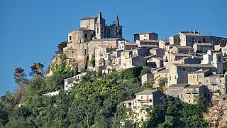 Auf einem hohen Bergrücken gelegen, wird der Ort als einer der schönste Italiens bezeichnet.
