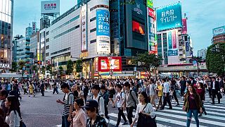 مواطنون يتجولون في العاصمة طوكيو 