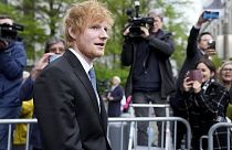 Sichtlich erleichtert aber verärgert über die verlorene Zeit zeigte sich Ed Sheeran nach dem Freispruch vor einem New Yorker Geschworenengericht.