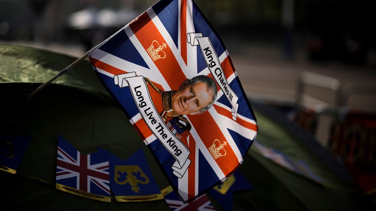 Károly királyt ábrázoló zászló egy sátron a Buckingham palota közelében