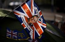 Károly királyt ábrázoló zászló egy sátron a Buckingham palota közelében