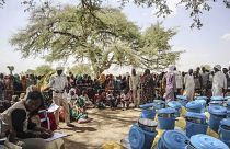 سودانيون يتلقون المساعدات في منطقة تانديلتي بعد عبورهم الحدود إلى تشاد