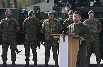 Le président ukrainien Volodymyr Zelenskyy prononce un discours lors d'une visite sur une base aérienne militaire à Soesterberg, aux Pays-Bas, le jeudi 4 mai 2023.