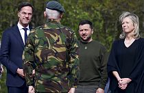 Zelenszkij a holland miniszterelnök társaságában a Sosterberg légibázison