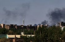 Дым от взрывов над Хартумом, 4 мая 2023 года.
