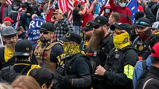 عناصر مجموعة براود بويز المتطرفة، خلال مظاهرة مؤيدة لدونالد ترامب في واشنطن، الولايات المتحدة الأمريكية.