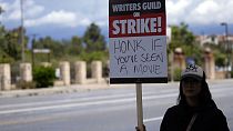Atriz Camille Chen apoia a greve dos guinoistas em protesto frente aos estúdios da Universal, EUA