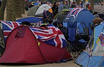 Fans de la Corona británica acampan en The Mall, Londres, el viernes 5 de mayo de 2023