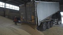 Ein Lastwagen entlädt Getreide in einem Getreidehafen in Izmail, Ukraine, 26. April 2023. 