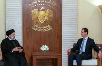 الرئيس السوري بشار الأسد والرئيس الإيراني إبراهيم رئيسي بعد توقيع اتفاقية تعاون في القصر الرئاسي بدمشق، سوريا.