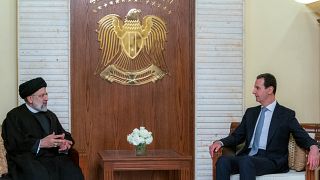 الرئيس السوري بشار الأسد والرئيس الإيراني إبراهيم رئيسي بعد توقيع اتفاقية تعاون في القصر الرئاسي بدمشق، سوريا.