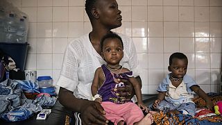 Alultáplált gyerekek várnak kezelésre 2022. április 15-én a Burkina Faso állambeli ouagadougou-i Boulmiougou kórház gyermekgyógyászati osztályán