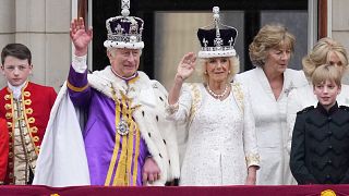 الملك تشارلز الثالث وزوجته الملكة كاميلا على شرفة قصر بكنغهام بعد تتويجهما 