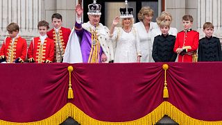 Le roi Charles III et la reine Camilla saluent la foule depuis le balcon du palais de Buckingham après leur cérémonie de couronnement, à Londres, le 6 mai 2023.
