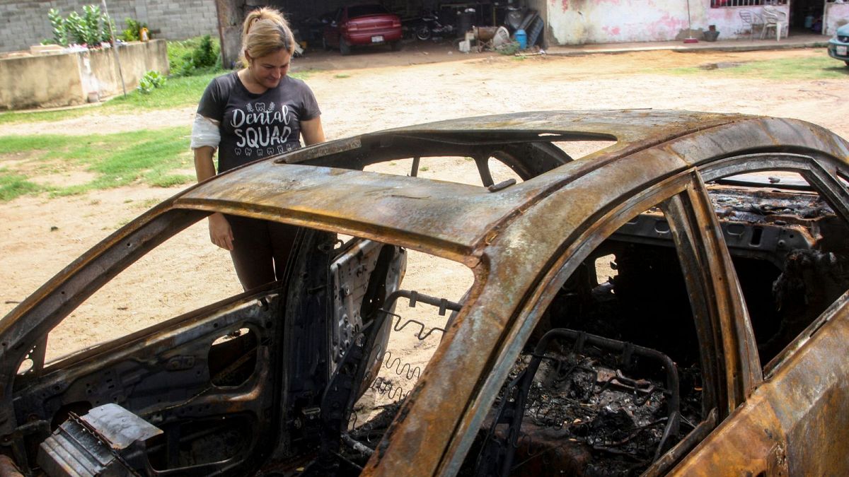 لیدی فاریا در کنار خودروی سوخته همسرش