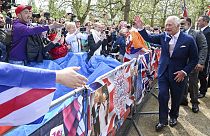 Carlos III desfila perante os simpatizantes que se amontoam junto ao Palácio de Buckingham, para ver o rei antes da coroação