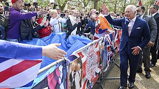 König Charles trifft am Tag vor der Krönung überraschend Fans