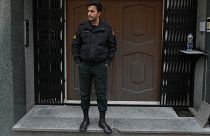 رجل شرطة يقف أمام سفارة أذربيجان في العاصمة الإيرانية طهران ـ أرشيف