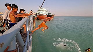 أطفال يسبحون في مياه جزيرة قشم الإيرانية