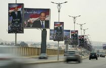 لوحات إعلانية تظهر الرئيس المصري عبد الفتاح السيسي، طريق سريع في القاهرة، مصر.