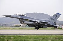 مقاتلة أمريكية من طراز F-16 في قاعدة جوانجو الجوية في كوريا الجنوبية.