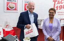 Joe Biden e uma funcionária da "Taqueria Habanero", Washington D.C.