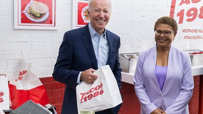 Joe Biden e uma funcionária da "Taqueria Habanero", Washington D.C.