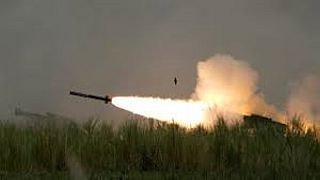 Az orosz tüzérség rakétát lő ki az ukrán fronton