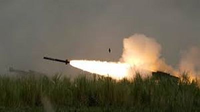 Az orosz tüzérség rakétát lő ki az ukrán fronton