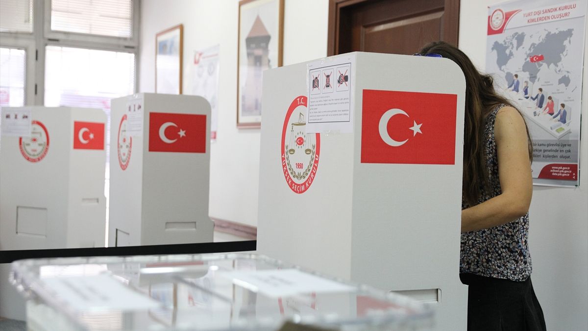 Karadağ'da yurt dışı seçmen kütüğüne kayıtlı seçmenler, 14 Mayıs seçimleri için oy kullandı