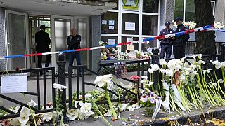 Polícias guardam a escola Vladimir Ribnikar, dois dias depois do tiroteio fatal