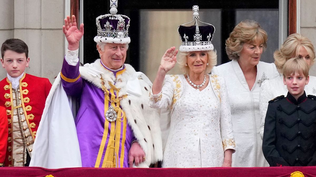 Carlos III e a Rainha Camilla acenam à multidão na varanda do Palácio de Buckingham