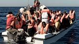 Una embarcación con personas migrantes en pleno Mediterráneo