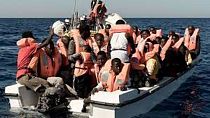Мигранты, переправляющиеся через Средиземное море