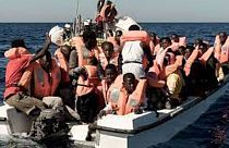 Мигранты, переправляющиеся через Средиземное море