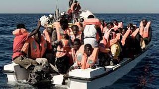 Una embarcación con personas migrantes en pleno Mediterráneo