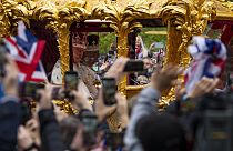 Le roi Charles III et la reine Camilla, lors de la procession de couronnement, à Londres, le 6 mai 2023