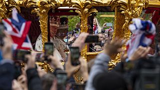 Le roi Charles III et la reine Camilla, lors de la procession de couronnement, à Londres, le 6 mai 2023