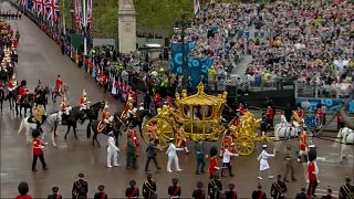 Die königliche Kutsche rollt durch London