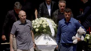 Beerdigung von einigen Todesopfern, die diese Woche in Serbien in zwei getrennten Schießereien ums Leben gekommen sind