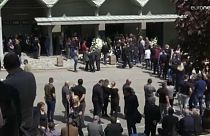 Gyászoló tömegek a belgrádi iskola előtt.