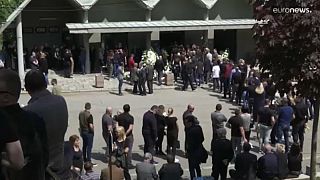Gyászoló tömegek a belgrádi iskola előtt.