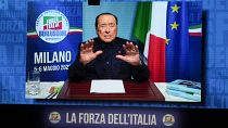 Silvio Berlusconi hält seine Rede in seinem Krankenhauszimmer