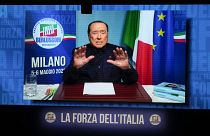 Silvio Berlusconi hält seine Rede in seinem Krankenhauszimmer