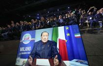 Silvio Berlusconi se dirige por mensaje grabado a los asistentes a la convención de Forza Italia, el sábado 6 de mayo de 2023