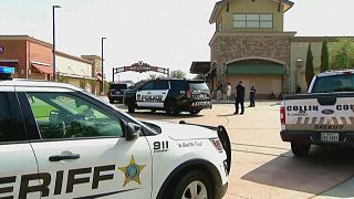La Policía llega al centro comercial de Allen donde tuvo lugar el tiroteo