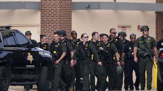 عناصر من الشرطة الأمريكية في مركز تسوق بعد اطلاق النار، تكساس الولايات المتحدة الأمريكية