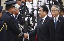 Dél-koreai katonai vezetők köszöntik a japán miniszterelnököt