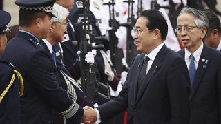 Dél-koreai katonai vezetők köszöntik a japán miniszterelnököt