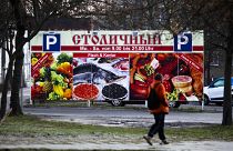 Orosz élelmiszerek reklámja egy berlini poszteren 2016. március 9-én